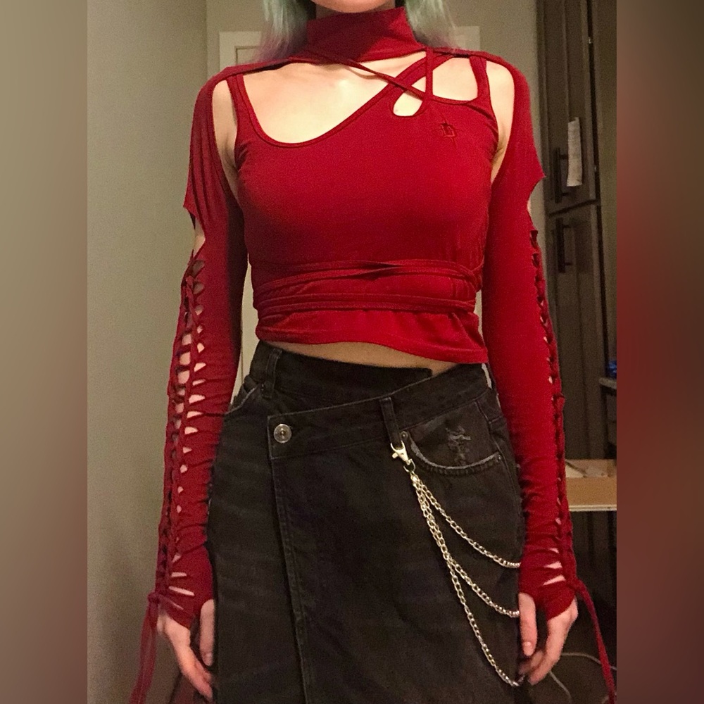 DARKER WAVS MODULATION CUT OUT LONG SLEEVE TOP